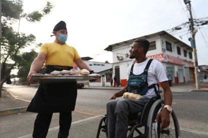 Los  comerciantes que trabajan a su alrededor lo ayudan.
