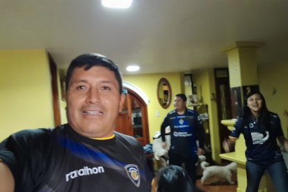 Jaime Leime, un hincha de Independiente del Valle, tiene una colección de camisetas.