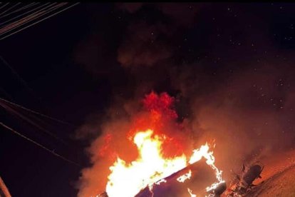 La camioneta también fue quemada durante los tiroteos.