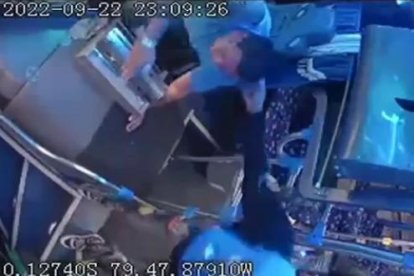 Momento en que la víctima forcejea con sus atacantes.