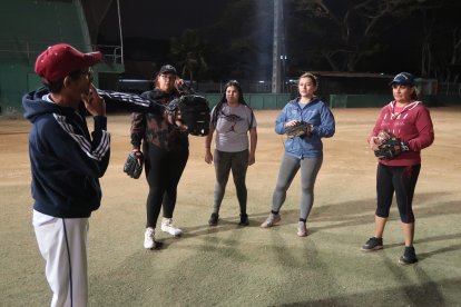 En la cancha de  softbol del Parque de la Kennedy, norte de Guayaquil, el club femenino Yankees realiza los entrenamientos.