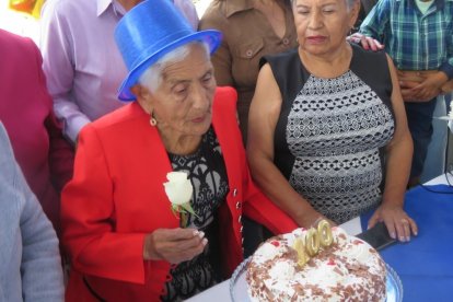 Doña Bachita demostró que todavía tiene fuerzas para soplar las velas.