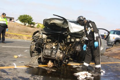 El Kia quedó con el motor fuera del carro por el fuerte impacto.