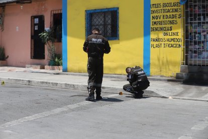 En el lugar agentes de Criminalística recogieron 6 indicios balísticos.