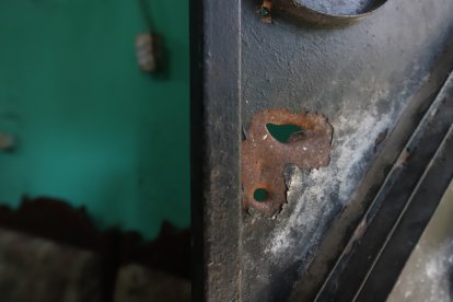 Los balazos dejaron varios agujeros en la puerta de ingreso.