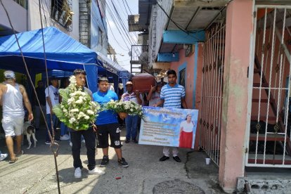 Los restos de Edith Espinoza fueron cargados por familiares y llevados hasta el cementerio.