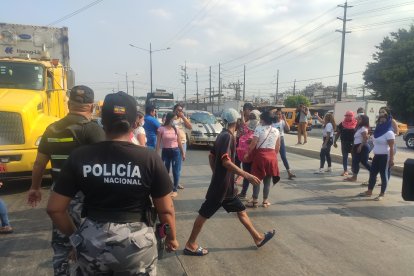 Los familiares intentaron obstaculizar la vía a Daule, pero fueron retirados por agentes.