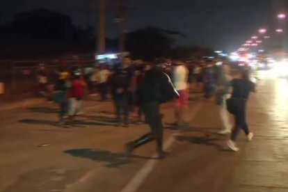 En esta imagen se puede observar a un uniformado mientras corre detrás de una mujer.