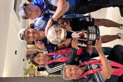 Segovia junto a su papá Luis (i), su mamá Nancy Vega y su hermano Edison.