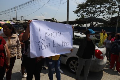 Los parientes de los reos cerraron la calle y con un cartel pedían justicia para sus familiares.