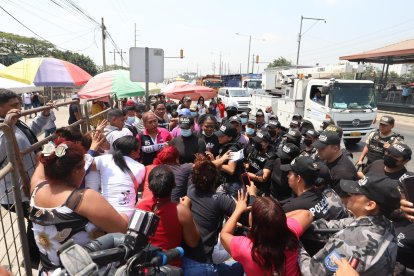 En medio de gritos y empujones, familiares de los privados de libertad pedían explicación a los policías que custodian los exteriores de la cárcel.