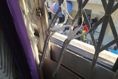 Varias pacientes huyeron por esta ventana luego del descuido de los administradores.