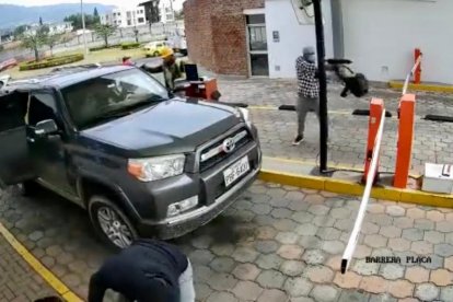 En Cumbayá, un sujeto portaba una metralleta durante un asalto.