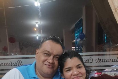 Víctor Salguero junto a su esposa quien también resultó herida.