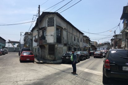 José ‘Karate’ Loor, exboxeador y una de las glorias del Barrio Cuba, muestra una de las casas más antiguas del sector, la de Miguel Luna.