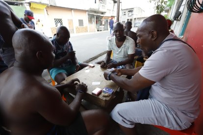 Después del ‘camello’, el ‘personal’ del barrio se desestresa con los naipes, en la ‘caleta’ de don Mina es todo.