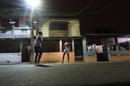 Antes del partido, los jugadores hacen una que otra demostración de su habilidad con la pelota.