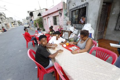 Antes de llenarle la panza a sus comensales, doña Chela se quita el estrés jugando bingo con los muchachos.