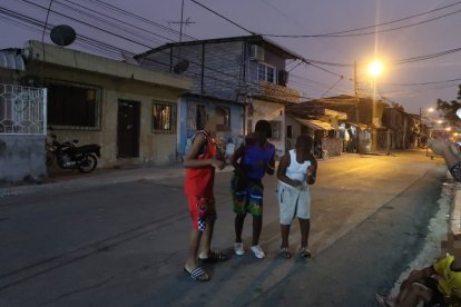 Los ‘pelados’ sueltan uno que otro paso de salsa choke, hágale, hágale...