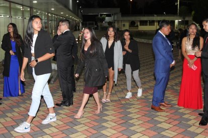 Abril Reche (i) y Claudia Roldán (d) tuvieron ayuda para armar su look.