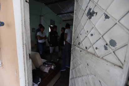 Los balazos dejaron varios agujeros en la puerta de ingreso.