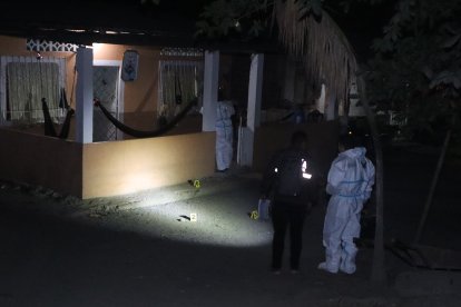 En el sitio del suceso policías recogieron indicios y recabaron información por más de cuatro horas.