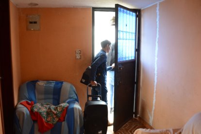 Exequiel lleva su amplificador en un coche de metal.