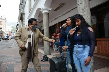 Padre e hija se ‘toman’ la calle Chile los fines de semana y feriados.