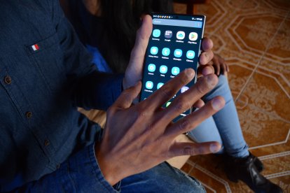 En el celular tiene una aplicación que le permite hasta chatear en sus redes sociales.