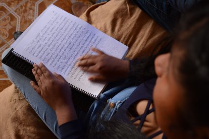 Sara escribe y lee en sistema braille. Está aprendiendo a hacerlo también en inglés.