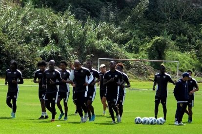 Juan Carlos Paredes (i) formó parte del entrenamiento matutino del Cumbayá, el lunes 10 de octubre.