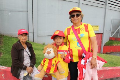 A doña Mercedes López (i) la acompañan su nieto Ismael y el león Galíndez.