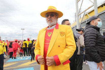 César Román es conocido como la cábala del Papá. Desde que lleva su traje amarillo y rojo, el equipo no pierde.