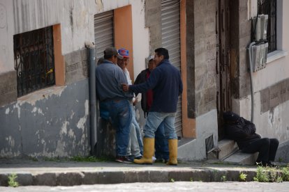 En las calles los libadores se amanecen. Algunos vecinos les proveen el licor.