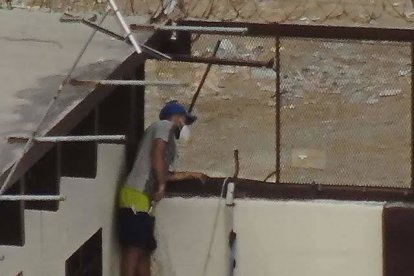 En una fotografía que circuló en redes sociales se puede observar a un individuo armado.