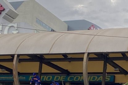 Cartel colgado en paso peatonal de la avenida Carlos Julio Arosemena, en el norte de Guayaquil.