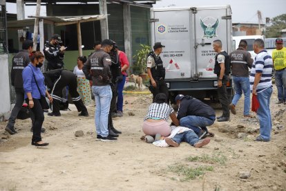 Familiares de la víctima llegaron al sitio del suceso.