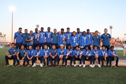 Los jugadores de la selección con la medalla de plata de los Juegos Suramericanos.