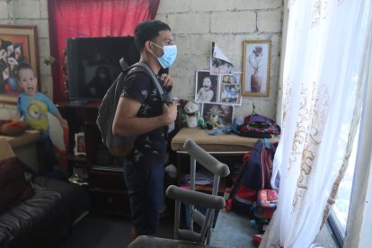 Para ir a su centro de estudios un expreso lo recoge. Él no va a parar de capacitarse.