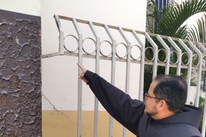 El fray Pazmiño muestra el hueco que le dejaron en la cerca; por allí se metían para pernoctar en la jardinera.