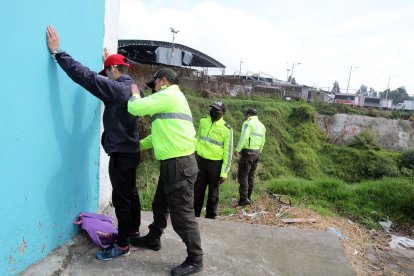 La Policía realiza operativos para evitar delitos en las laderas de la quebrada.