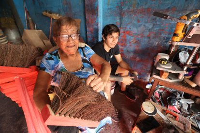 Su nieto, al igual que sus hijos, le siguen los pasos fabricando utensilios de aseo para casas.