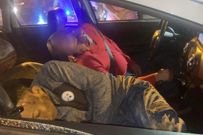 Dos hombres fueron baleados en el interior de un vehículo, la noche del jueves, en las calles Quevedo y Carlos Andrade Marín.