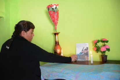La madre del fallecido colocó un altar en su casa con una foto y dos velas.