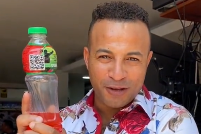 Pedro Quiñónez con una botella de una bebida, recordando uno de los hechos negativos que no se deben repetir en el fútbol.