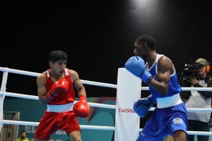 El pugilista Luis Fernando Delgado (i), de Ecuador, venció al colombiano Juan Palacios para obtener el oro.
