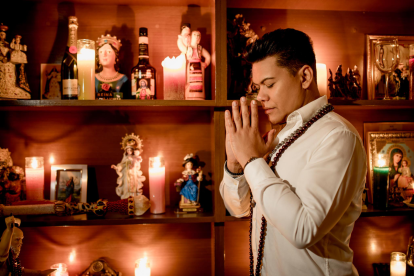 Desde niño tiene una voz femenina que le habla y a la que llama Anaisa.