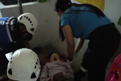 Los paramédicos se llevaron al herido, pero en el hospital se comprobó su deceso.