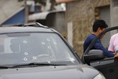 Sobre el parabrisas se podían observar diez orificios.