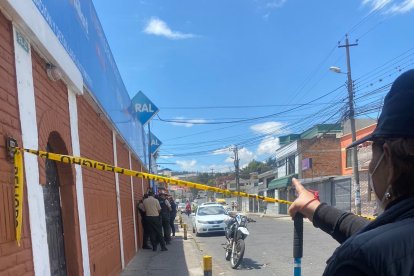 María (nombre protegido) muestra la puerta por la que ingresaban los asistentes al burdel De las Gardenias. Allí, hace un mes un hombre fue apuñalado y murió.